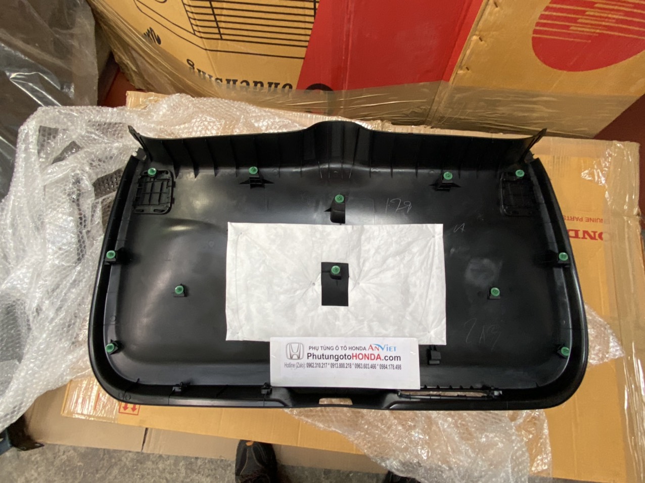 Táp py trên cửa hậu xe Honda Crv